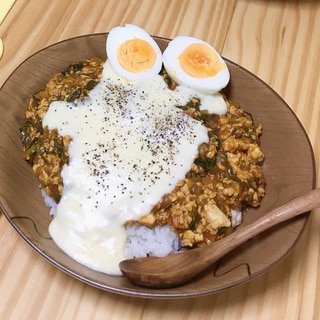 豆腐キーマカレーのチーズソース掛け